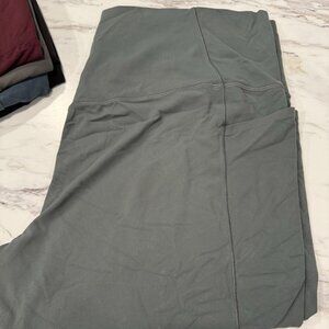 Athleta Olive Green Salutation Stash 7/8 Leggings with pockets